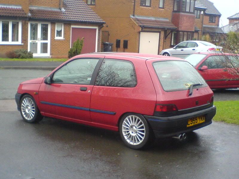 thought i would post a pic of dis ruined clio dat i saw at dis meet