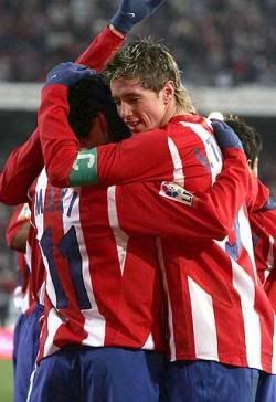 Fernando_Torres_abraza_Maxi.jpg