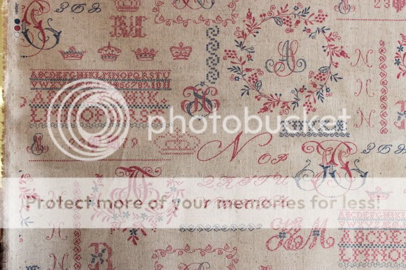   de Cosmo 40025 20 Light Red and Blue French Script on a Linen Fabric